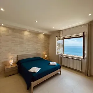 loft-baia-degli-albatros.taorminaitalyhotels.com/